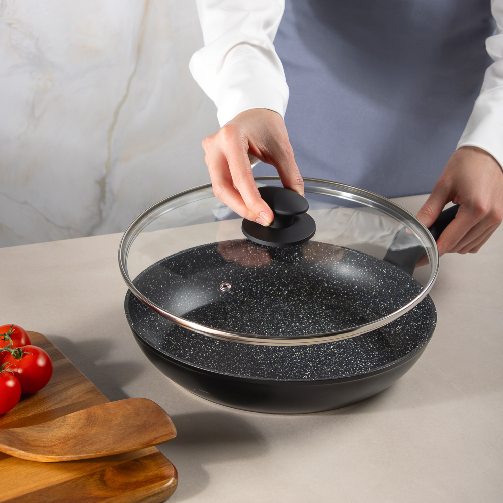 SATOSHI Стоун Сковорода литая с крышкой d28см, антипригарное покрытие мрамор, индукция, арт.№ 846-677