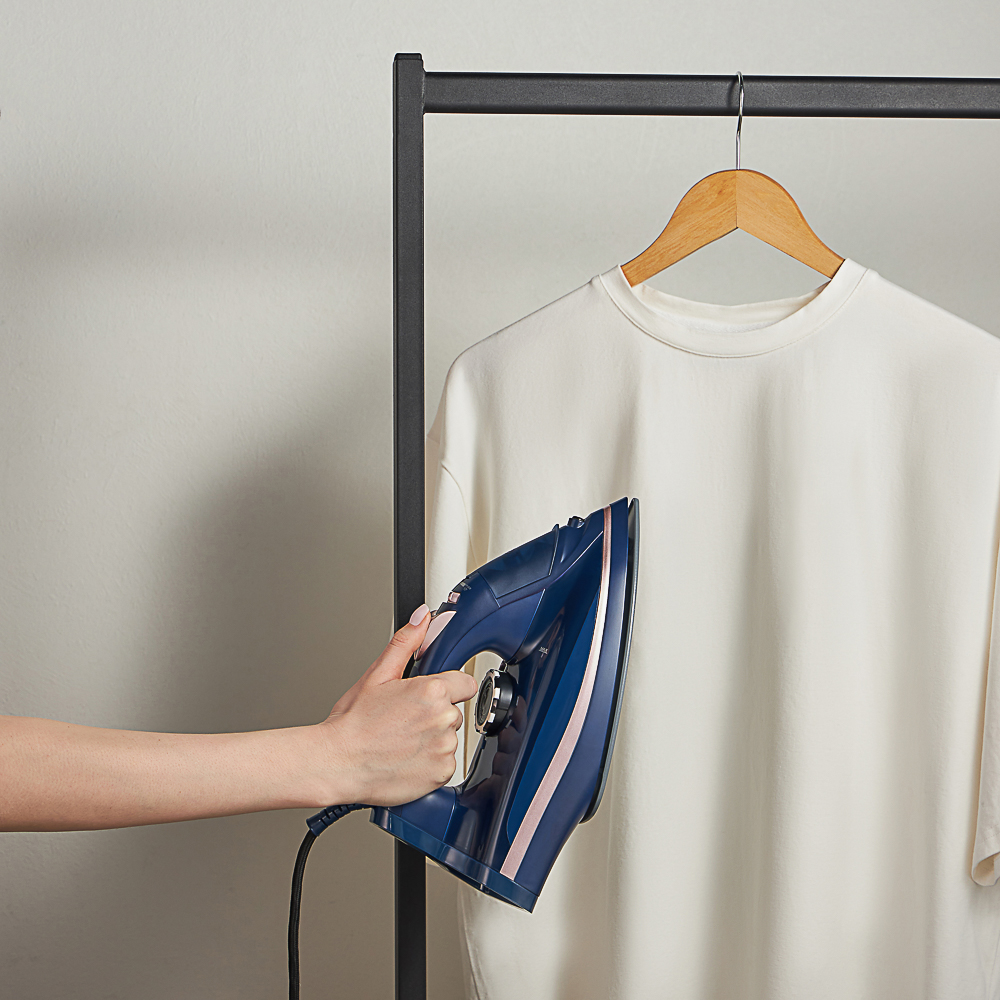 LEBEN Утюг с отпаривателем и разбрызгивателем, 2200Вт, бак для воды 270 мл, кер.подошва, 220-240В, арт.№ 249-045